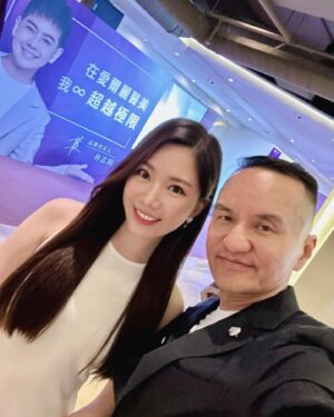 Gladys Tsai Instagram - 啊啊啊跟我兒時男神林志穎同台了～
到底為何他會跟我以前
看天龍八部和放羊的星星的時候長得一模一樣！！
吃防腐劑也不可能這麼凍齡吧🤣
完全停在17歲那年的雨季了哈哈
@airleeworld @jimmylin 
#love #life #mc #host #idol #singer #actor #young #pressconference #dress 
#工作 #生活 #日常 #愛爾麗 #醫美 #記者會 #主持 #主持人 #林志穎
