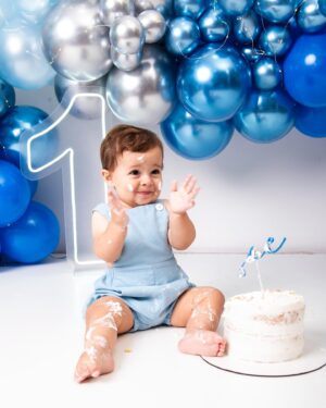 Glenda Loures Instagram - Matteo fez um ano! Um ano do nosso neneco, godinho gostoso, michelin, do nosso “carinha”, seu Zé, príncipe bochechudo.
•
Um ano do maior presente que poderíamos receber. Um ano que a casa agora tem um cheiro diferente, uma bagunça diferente, e uma alegria diferente. Que responsabilidade e honra ter a missão de cuidar e amar esse príncipe. 
•
Glória a Deus pela sua vida, meu filho. Você preencheu e transbordou nossa vida de amor. Te amamos tanto, mas tanto, que só de escrever da vontade de chorar! Que delícia acompanhar cada etapa do seu crescimento e das suas descobertas. E que juntos possamos construir muitas memórias gostosas. Viva sua vida!
•
🎂🎉🧑‍🚀🚀