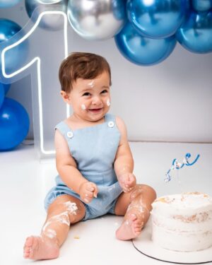 Glenda Loures Instagram - Matteo fez um ano! Um ano do nosso neneco, godinho gostoso, michelin, do nosso “carinha”, seu Zé, príncipe bochechudo.
•
Um ano do maior presente que poderíamos receber. Um ano que a casa agora tem um cheiro diferente, uma bagunça diferente, e uma alegria diferente. Que responsabilidade e honra ter a missão de cuidar e amar esse príncipe. 
•
Glória a Deus pela sua vida, meu filho. Você preencheu e transbordou nossa vida de amor. Te amamos tanto, mas tanto, que só de escrever da vontade de chorar! Que delícia acompanhar cada etapa do seu crescimento e das suas descobertas. E que juntos possamos construir muitas memórias gostosas. Viva sua vida!
•
🎂🎉🧑‍🚀🚀