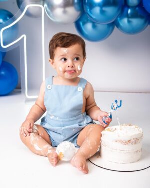 Glenda Loures Instagram - Matteo fez um ano! Um ano do nosso neneco, godinho gostoso, michelin, do nosso “carinha”, seu Zé, príncipe bochechudo.
•
Um ano do maior presente que poderíamos receber. Um ano que a casa agora tem um cheiro diferente, uma bagunça diferente, e uma alegria diferente. Que responsabilidade e honra ter a missão de cuidar e amar esse príncipe. 
•
Glória a Deus pela sua vida, meu filho. Você preencheu e transbordou nossa vida de amor. Te amamos tanto, mas tanto, que só de escrever da vontade de chorar! Que delícia acompanhar cada etapa do seu crescimento e das suas descobertas. E que juntos possamos construir muitas memórias gostosas. Viva sua vida!
•
🎂🎉🧑‍🚀🚀