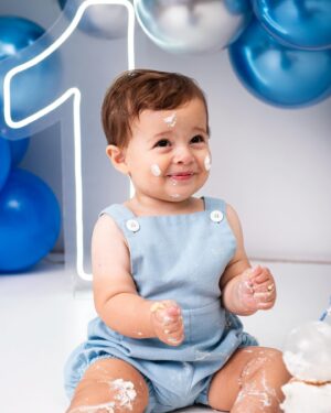 Glenda Loures Instagram - Matteo fez um ano! Um ano do nosso neneco, godinho gostoso, michelin, do nosso “carinha”, seu Zé, príncipe bochechudo.
•
Um ano do maior presente que poderíamos receber. Um ano que a casa agora tem um cheiro diferente, uma bagunça diferente, e uma alegria diferente. Que responsabilidade e honra ter a missão de cuidar e amar esse príncipe. 
•
Glória a Deus pela sua vida, meu filho. Você preencheu e transbordou nossa vida de amor. Te amamos tanto, mas tanto, que só de escrever da vontade de chorar! Que delícia acompanhar cada etapa do seu crescimento e das suas descobertas. E que juntos possamos construir muitas memórias gostosas. Viva sua vida!
•
🎂🎉🧑‍🚀🚀