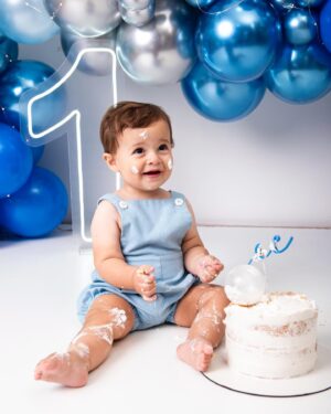 Glenda Loures Instagram - Matteo fez um ano! Um ano do nosso neneco, godinho gostoso, michelin, do nosso “carinha”, seu Zé, príncipe bochechudo.
•
Um ano do maior presente que poderíamos receber. Um ano que a casa agora tem um cheiro diferente, uma bagunça diferente, e uma alegria diferente. Que responsabilidade e honra ter a missão de cuidar e amar esse príncipe. 
•
Glória a Deus pela sua vida, meu filho. Você preencheu e transbordou nossa vida de amor. Te amamos tanto, mas tanto, que só de escrever da vontade de chorar! Que delícia acompanhar cada etapa do seu crescimento e das suas descobertas. E que juntos possamos construir muitas memórias gostosas. Viva sua vida!
•
🎂🎉🧑‍🚀🚀