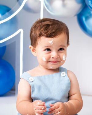 Glenda Loures Instagram - Matteo fez um ano! Um ano do nosso neneco, godinho gostoso, michelin, do nosso “carinha”, seu Zé, príncipe bochechudo.
•
Um ano do maior presente que poderíamos receber. Um ano que a casa agora tem um cheiro diferente, uma bagunça diferente, e uma alegria diferente. Que responsabilidade e honra ter a missão de cuidar e amar esse príncipe. 
•
Glória a Deus pela sua vida, meu filho. Você preencheu e transbordou nossa vida de amor. Te amamos tanto, mas tanto, que só de escrever da vontade de chorar! Que delícia acompanhar cada etapa do seu crescimento e das suas descobertas. E que juntos possamos construir muitas memórias gostosas. Viva sua vida!
•
🎂🎉🧑‍🚀🚀