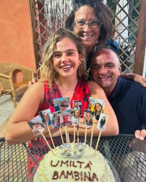 Glenda Resta Instagram - Almeno al compleanno… il post lo metto!😂 tanti auguri a me🥹💖🫧✨
