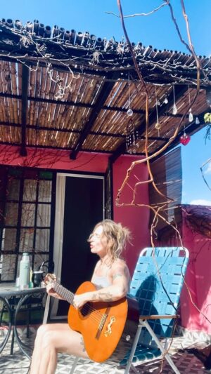 Gloria Carrá Instagram - Hoy voy de invitada a @unaobraredonda el tema elegido es Motorpsico 

Me da tanta felicidad cantar los temazos de mi banda adorada. 
Intentaré estar a la altura. Por lo pronto voy a disfrutar de esta aventura. 🤩