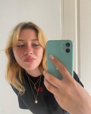 Gloria Palermo De Blasi Instagram - la poussière sur le miroir 🧽