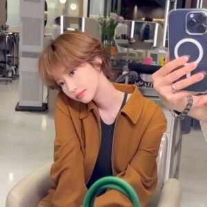 Go Joon-hee Instagram - 헤어스타일을 바꿨는데 뭔지 알겠어요? 😝😉😉😉😉