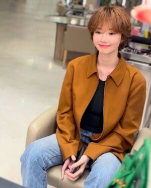 Go Joon-hee Instagram - 헤어스타일을 바꿨는데 뭔지 알겠어요? 😝😉😉😉😉