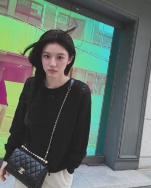 Go Youn-jung Instagram - 🪕🐰

#광고 #샤넬 @chanelofficial