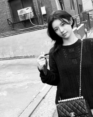 Go Youn-jung Instagram - 🪕🐰

#광고 #샤넬 @chanelofficial