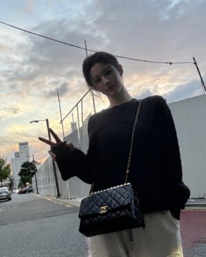 Go Youn-jung Instagram - 🪕🐰

#광고 #샤넬 @chanelofficial