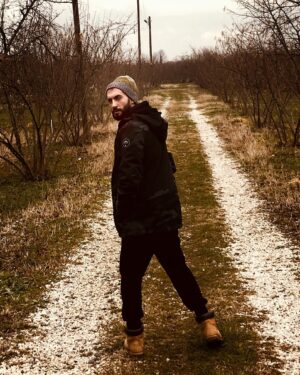 Gökhan Karacık Instagram - “Benim hayatımı yargılamadan önce, benim ayakkabılarımı giy ve benim geçtiğim yollardan,sokaklardan, dağ ve ovalardan geç.

Hüznü acıyı ve neşeyi tat.

Benim geçtiğim senelerden geç, benim takıldığım taşlara takıl.

Yeniden ayağa kalk ve aynı yolu tekrar git, benim gittiğim gibi. Ancak ondan sonra, beni yargılayabilirsin.. 

“Before you judge my life, put on my shoes and go through the roads, streets, mountains and plains I have passed.

Feel sadness, pain and happiness.

Go through the years I've gone through, get stuck on the stones I'm stuck on.

Get up again and go the same way again, as I went. Only then can you judge me ..” #mevlana #past #gokhankaracik #autumn