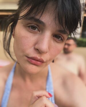 Gonca Vuslateri Instagram - Aşklarım. 

Gecem, gündüzüm.. 

Yuvasını korumak için ıslak ormanların uykusuz kurtları gibi nefeslerinizi dinleyerek geçiririm gecelerimi..
Dualardan söz yazarım boyu bestelerinize..

Kökleri içime büyüyen olgun ailem.. 
beni parçalara bölerek derinleştiren en dirençli büyüyüşlerim. 

Canım kızım, canım sevgilim.

Sizi seviyorum . 🌱 #levent #asya