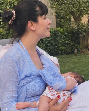 Gonca Vuslateri Instagram - Aşklarım. 

Gecem, gündüzüm.. 

Yuvasını korumak için ıslak ormanların uykusuz kurtları gibi nefeslerinizi dinleyerek geçiririm gecelerimi..
Dualardan söz yazarım boyu bestelerinize..

Kökleri içime büyüyen olgun ailem.. 
beni parçalara bölerek derinleştiren en dirençli büyüyüşlerim. 

Canım kızım, canım sevgilim.

Sizi seviyorum . 🌱 #levent #asya