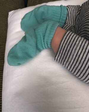 Gonca Vuslateri Instagram - Aşklarım. 

Gecem, gündüzüm.. 

Yuvasını korumak için ıslak ormanların uykusuz kurtları gibi nefeslerinizi dinleyerek geçiririm gecelerimi..
Dualardan söz yazarım boyu bestelerinize..

Kökleri içime büyüyen olgun ailem.. 
beni parçalara bölerek derinleştiren en dirençli büyüyüşlerim. 

Canım kızım, canım sevgilim.

Sizi seviyorum . 🌱 #levent #asya
