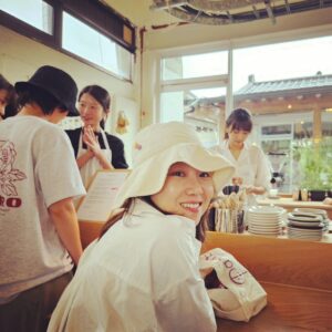 Gong Hyo-jin Instagram - 네배우 모두 경주에 영화 촬영은 내려와있는데 맨날 ☔비가 와요.  어쩔수없이 노는거죠 뭐...... 🥹경주로컬들, 숨겨둔 맛집 있으면 let me know