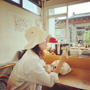 Gong Hyo-jin Instagram - 네배우 모두 경주에 영화 촬영은 내려와있는데 맨날 ☔비가 와요.  어쩔수없이 노는거죠 뭐...... 🥹경주로컬들, 숨겨둔 맛집 있으면 let me know