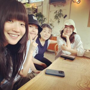 Gong Hyo-jin Instagram - 네배우 모두 경주에 영화 촬영은 내려와있는데 맨날 ☔비가 와요.  어쩔수없이 노는거죠 뭐...... 🥹경주로컬들, 숨겨둔 맛집 있으면 let me know