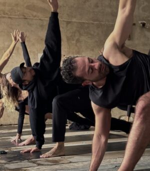 Gonzalo García Vivanco Instagram - Que belleza arrancar el día así!! Gracias @alo @aloyoga_mex  @elclubdelhielo  @tono_albarran78 🖤⚡️🧊🙏🏼💫