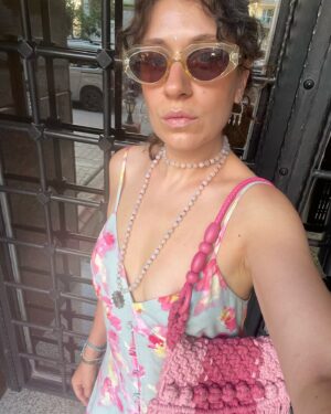 Gözde Cığacı Instagram - Hadi biraz çantamın güzelliğini konuşalım 💖
2.foto “facebook u yeni açtım güzel kızlar eklesin” pozu değil mi? 
Çanta için takipte kalın 👛 
Annem sağolsun 📿
#handmade #macromebag #mom