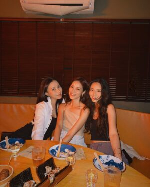 Grace Chan Instagram - 都話我好🫶🏻食肉骨茶㗎啦！😂🤣
上次二選一題
一開始就問
鍾意Bak Kuh Teh or… 🍵 
但係我嘅至愛就係肉骨茶
搞到場面好尷尬🤣😭🥹
問嚟問去都係講肉骨茶！
所以之後嚟大馬
我都要試吓多啲唔同嘅食物～
大家暫時可以喺 @bakerwithabook 睇吓我之前去嘅餐推介😝
等我下個月嚟再尋找多啲美食！

題外話，每一次嚟我都開心到唔捨得走～
點算？
唔通真係要喺度買返間房住？🤣