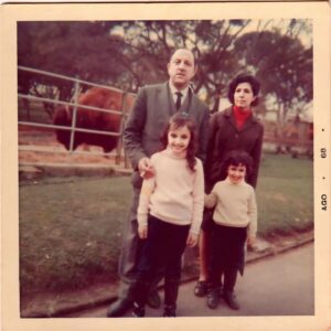 Grace Gianoukas Instagram - Meu pai Dimas, minha mãe Noca, minha irmã Cynthia, eu e o Bisão no zoológico de Montevideo, agosto de 1968.

#tbt