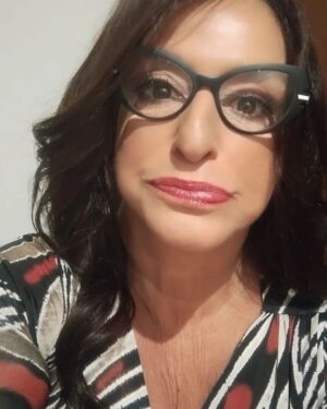 Grace Gianoukas Instagram - E aí, que tal essa plástica fake?
Eu, por enquanto, não penso em fazer nada. Gosto do tempo como meu aliado.
E acho que se eu começar a puxar de um lado, aí já vai dar vontade de puxar do outro ... Minha grana é pra outras prioridades. 💃🏼❤️