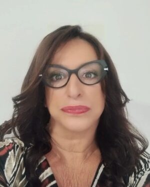 Grace Gianoukas Instagram - E aí, que tal essa plástica fake?
Eu, por enquanto, não penso em fazer nada. Gosto do tempo como meu aliado.
E acho que se eu começar a puxar de um lado, aí já vai dar vontade de puxar do outro ... Minha grana é pra outras prioridades. 💃🏼❤️