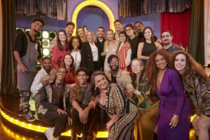 Grace Gianoukas Instagram - Elenco de #famíliaétudo reunido para saudar a @luizapossi, talentosa.