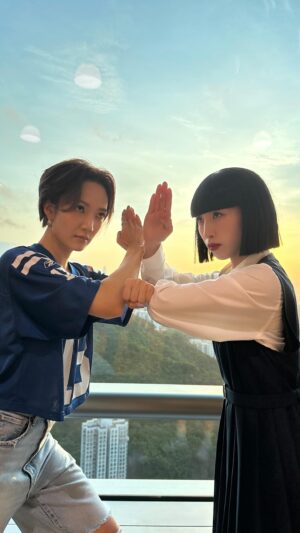 Grace Wong Instagram - 終於可以同 @nona_avantgardey 一齊鬥「武」啦！！！🤭

真正嘅金福妹，下次會唔會join埋呢？ @elaine_yiu 😝😝😝

So happy to finally do a dance challenge w Nona! Hope to give you in Japan 🥰 

#當我遇上跳舞界的姚子羚
#真係幾似樣
#鐵拳英雄
#程安娜 
#程安娜再戰金福妹 
#avantgardey 
@avantgardey_ I love you girls!!! 😘😘😘
@meta
