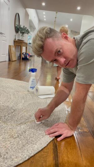 Grant Denyer Instagram - Uh oh. Trouble in Mum-less paradise. A gigantic dog 💩 disaster. A germaphobe’s worst nightmare. As if solo parenting 3 kids while @chezzidenyer is in London’s Hogwarts School for Mediums isn’t enough… this shit happens. 
I’d rather be talking to dead people too than this. Why is parenting sometimes feel like 90% faeces & 10% fun ?!?