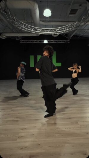 Gravity Balmain Instagram - popped out for @iam.madiina class last week 🖤

dancing w/ @livingarsenal @nonokasudo