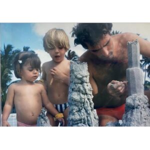 Gregório Duvivier Instagram - viva o meu pai @edgarduvivier! que me carregava numa mochila que parecia uma lixeira (ainda nao tinha canguru na epoca) e que foi o melhor pai que eu poderia ter. aprendi com ele, e ainda aprendo, que masculinidade tóxica não é redundância. e uma das chaves (não a única) pra exercer uma masculinidade não-toxica está na paternidade ativa, amorosa, integral - cuidadosa. o cuidado liberta (a gente e os outros)