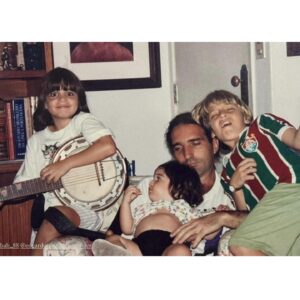 Gregório Duvivier Instagram - viva o meu pai @edgarduvivier! que me carregava numa mochila que parecia uma lixeira (ainda nao tinha canguru na epoca) e que foi o melhor pai que eu poderia ter. aprendi com ele, e ainda aprendo, que masculinidade tóxica não é redundância. e uma das chaves (não a única) pra exercer uma masculinidade não-toxica está na paternidade ativa, amorosa, integral - cuidadosa. o cuidado liberta (a gente e os outros)