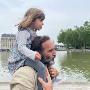 Gregório Duvivier Instagram - viva o meu pai @edgarduvivier! que me carregava numa mochila que parecia uma lixeira (ainda nao tinha canguru na epoca) e que foi o melhor pai que eu poderia ter. aprendi com ele, e ainda aprendo, que masculinidade tóxica não é redundância. e uma das chaves (não a única) pra exercer uma masculinidade não-toxica está na paternidade ativa, amorosa, integral - cuidadosa. o cuidado liberta (a gente e os outros)