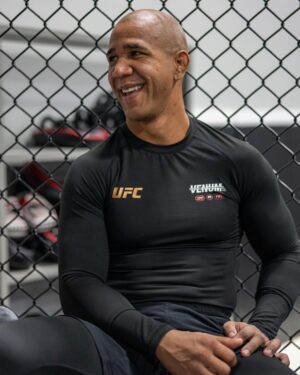Gregory Rodrigues Instagram - Muitas pessoas conhecem o Gregory lutador sério, focado, mas poucas conhecem o Gregory pai, amigo, alegre, filho de Deus. Tem uma outra parte da minha história que quem me segue aqui tem que conhecer 👊🏽👊🏽👊🏽
Many people know Gregory as focused fighter, serious, but few know Gregory as a father, a friend, a happy man, a son of God. There is another part of my story that anyone who follows me here should know

📸@madspkr @ufc

#mma #robocop #ufc