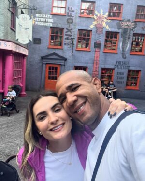 Gregory Rodrigues Instagram - Having a lot of fun today here in @universalorlando 
It’s so special moments like these with my family 🤍
I’m so blessed!!! God is good all the time!

#ufc #robocop #mma #ufcbrasil