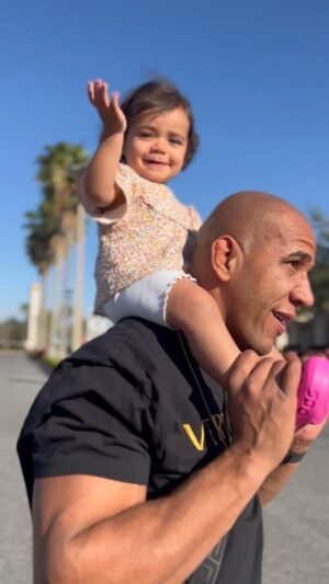 Gregory Rodrigues Instagram - Taking some time to rest and enjoy my family 🤍

Tirando um tempinho para descansar e aproveitar a família 

#ufc #robocop #familyfirst