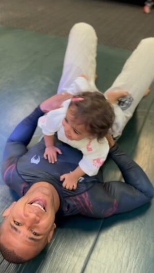 Gregory Rodrigues Instagram - Uma fofura dessa finaliza qualquer um!! 🔥

#serena #daughter #jiujitsu #jiujitsuforeveryone