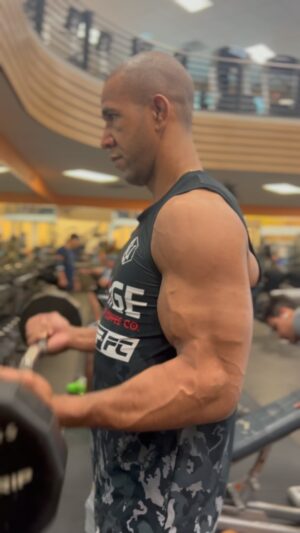 Gregory Rodrigues Instagram - Off season - 😎just relaxing and lifting weights 

Fora de camp, estou só relaxando, levantando alguns pesos.

#mma #robocop #ufc #ufcbrasil