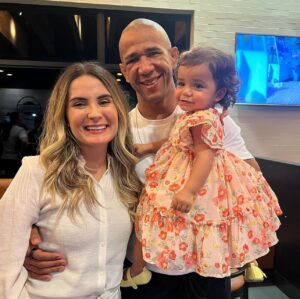 Gregory Rodrigues Instagram - Vocês são a minha inspiração, você é merecedora dessa vitória tanto quanto eu meu amor. Eu sei das lutas que você travou para que eu fosse vitorioso, das vezes que mesmo você com pouca força me incentivava, me encorajava, me dava o suporte necessário, cuidou da nossa filha, cuidou de mim, cuidou da casa, cuidou da dieta, se preocupava com cada detalhe, desde de a roupa suja até o que eu iria vestir!!! Você é extraordinário, a mulher virtuosa que o valor excede o de rubis, uma mulher de Deus, que orgulho de você meu amor! Obrigado por ser quem é na minha vida. 
Te amo muito e não me importo de estar com a cara machucada se vocês estiverem com esse sorriso lindo no rosto!!! VAMOS PQ SÓ COMEÇAMOS. ♥️♥️♥️❤️‍🔥❤️‍🔥❤️‍🔥

@jessicafnsrodrigues @iamserena.r 🥹

#robocop’sfamily