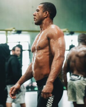Gregory Rodrigues Instagram - There are no limits for those who have determination. Join me on this journey. 

Não há limites para quem tem determinação. Junte-se a mim nessa jornada. 

#UFC #manchester 

📸@aquilafilmes