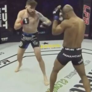 Gregory Rodrigues Instagram - TBT do dia que me tornei campeão do LFA!!! Quantas coisas mudaram de lá pra cá!!! Eu só agradecço a Deus e deposito toda minha confiança nele!!!! Ele é a minha força! 
#ufc #mma #lfa #robocop