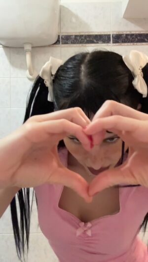 Greta Menchi Instagram - Angelici re-posto tutti i vostri i bum nelle storie anche da tiktok sono curiosa di vedere quanto sono hyper affilate queste vostre collane ˚ 𝜗𝜚˚⋆｡☆ luvh uh ♡⸜(˃ ᵕ ˂ )⸝