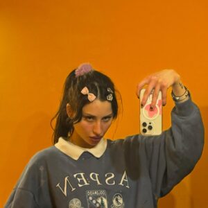 Greta Menchi Instagram - quando si ferma il tempo e tutto gira ed ho così paura che non sento più paura?¿ ☠️🎀🪦e mi mette paura questo bum bum bum 🎶indosso solo collane affilate..