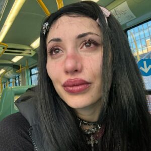 Greta Menchi Instagram - quando si ferma il tempo e tutto gira ed ho così paura che non sento più paura?¿ ☠️🎀🪦e mi mette paura questo bum bum bum 🎶indosso solo collane affilate..