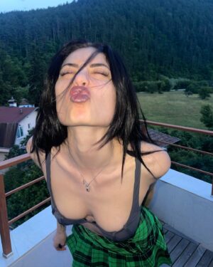 Greta Menchi Instagram - Sulle montagne e tuuuuuutto il reeeeeesto è noiaaaaaaa Бичим айляк ⛰️✨⭐️ #happybabe #lost #transition #peace #cantaitwirhus