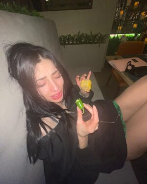 Greta Menchi Instagram - Sulle montagne e tuuuuuutto il reeeeeesto è noiaaaaaaa Бичим айляк ⛰️✨⭐️ #happybabe #lost #transition #peace #cantaitwirhus