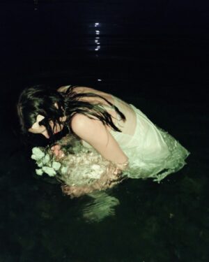 Greta Menchi Instagram - INDOSSO SOLO COLLANE AFFILAAAATEEEEE ✨✨✨Le foto le ha scattate mio fratello @davidemonachino noi nudi fradici di notte al lago con il cuore e la luna pieni 😵‍💫🩷