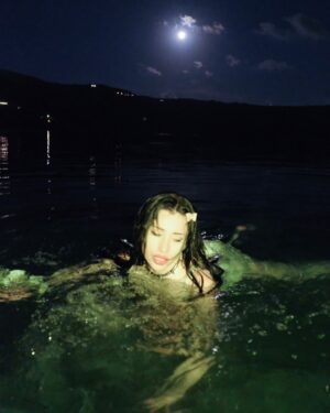 Greta Menchi Instagram - INDOSSO SOLO COLLANE AFFILAAAATEEEEE ✨✨✨Le foto le ha scattate mio fratello @davidemonachino noi nudi fradici di notte al lago con il cuore e la luna pieni 😵‍💫🩷